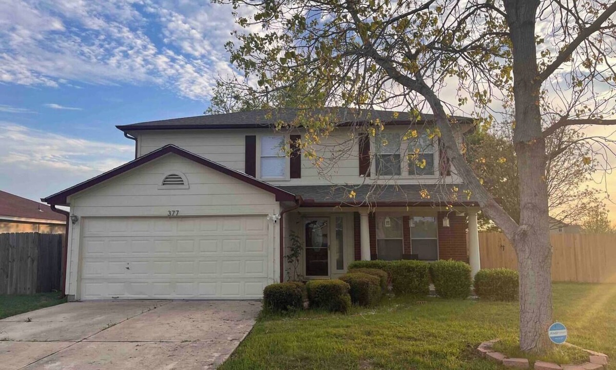 Kyle House | Spacious 3 BR Convenient Big Yard Office