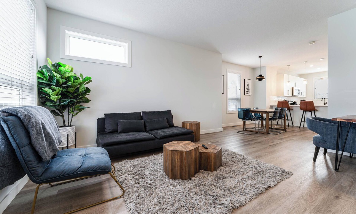 Evanston House | Spacious 3 BR Corner Townhome in Evanston Park!