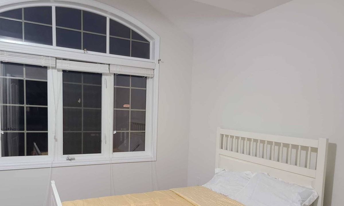 Ajax House | Spacious 3 BR Home Getaway - Fully Furnished