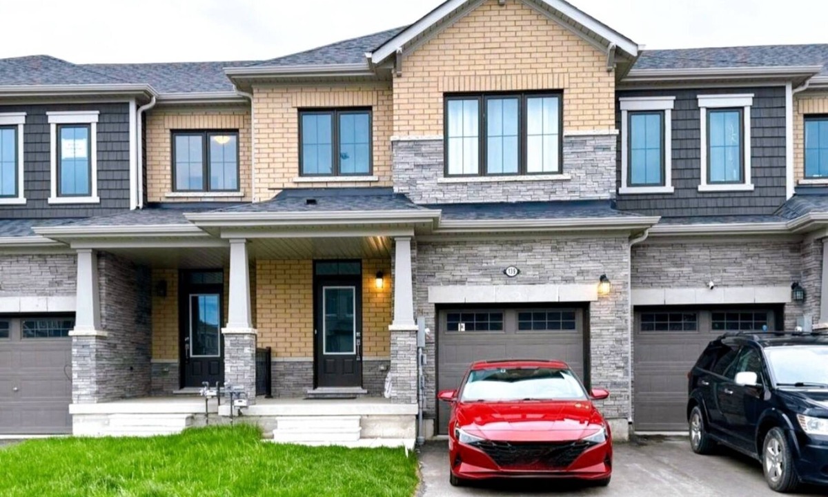 Thorold House | Spacious 3-BR Home Near Niagara Falls | Sleeps 7 | Parking for 3 | King Bed
