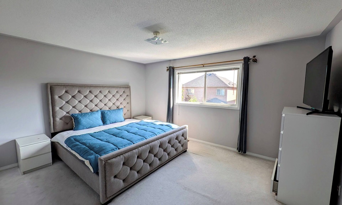 Churchill Meadows House | Spacious 3 Br House | Cozy I Quiet I Safe | Pet Friendly I NEAR Toronto