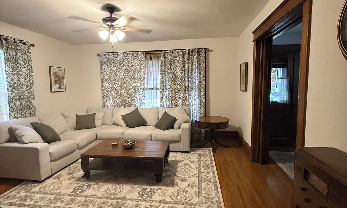 Terre Haute House | Spacious 3 BR King Beds BBQ 5 mins to ISU & Union Hospital