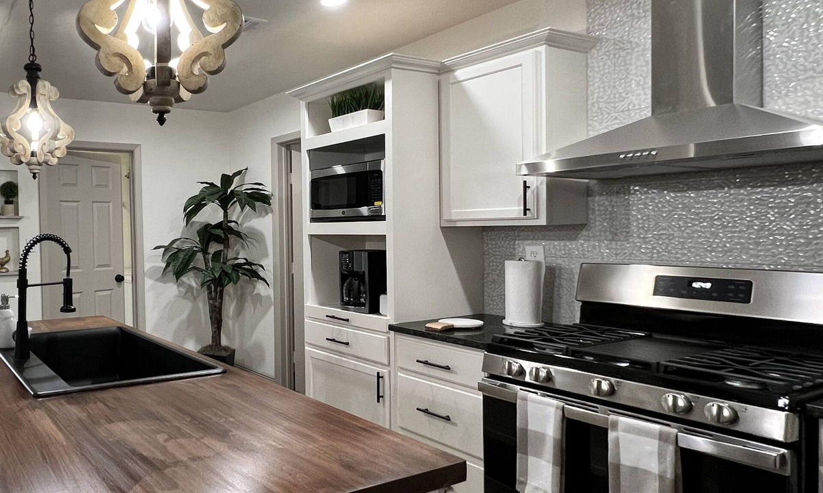 Crownhill Park House | Spacious 3 BR near Airport, AT&T CTR & Riverwalk!