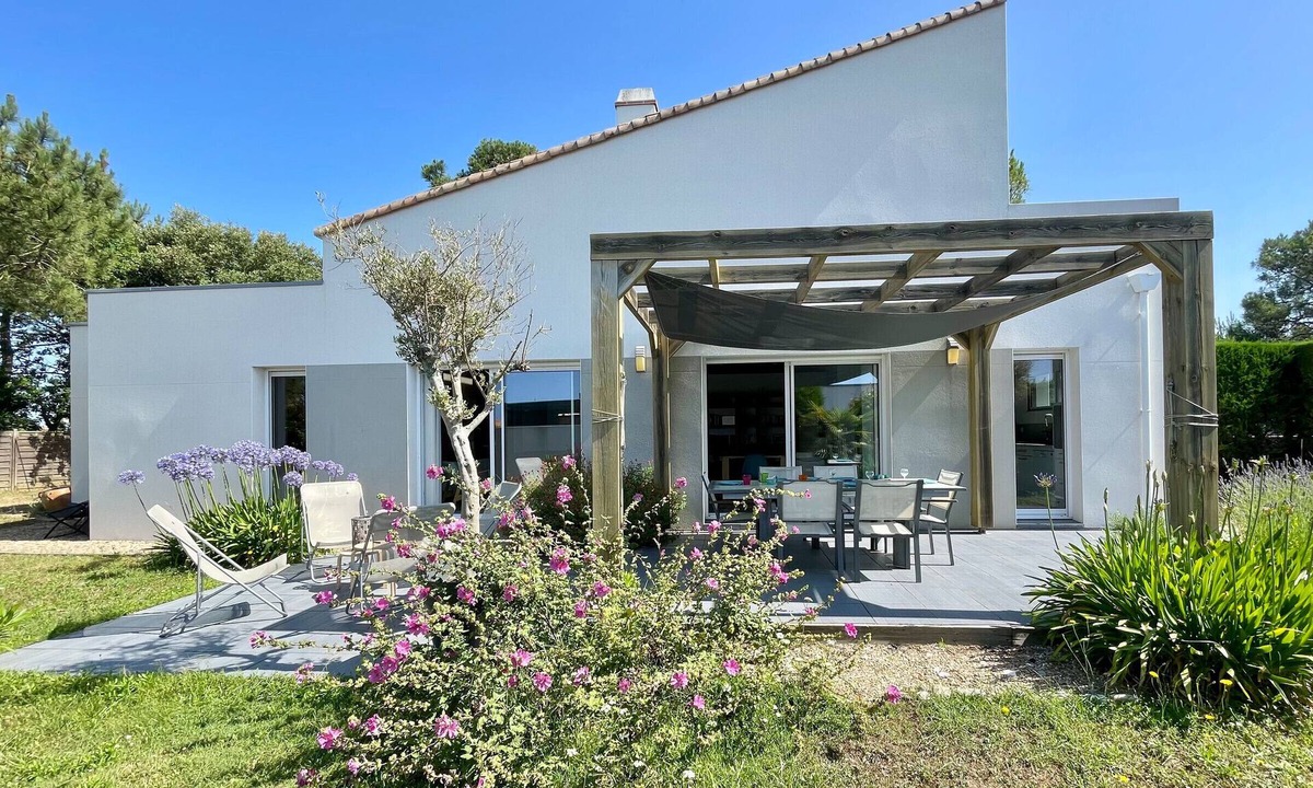Bretignolles-sur-Mer House | Spacious 3-bed home with garden, near center, parking, WIFI