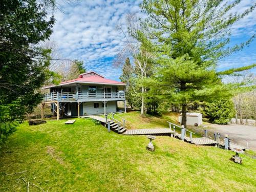 Brighton House | Spacious 3 Plus 1 Bedroom 2 Bath Cottage Retreat with Fire Pit and Pool Table