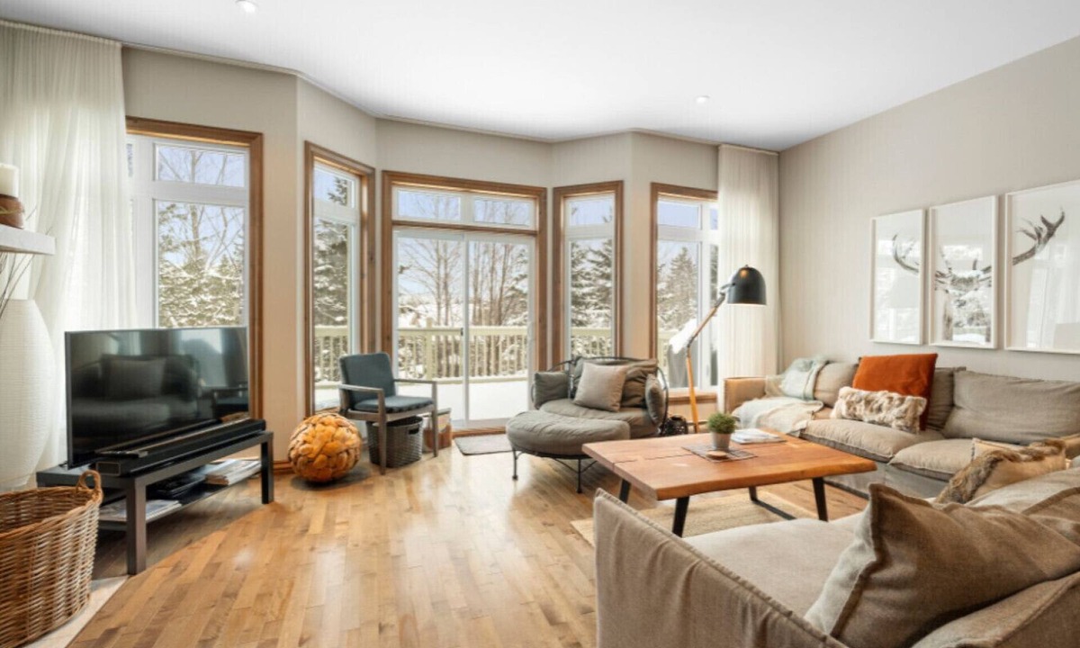 Mont-Tremblant House | Spacious 3-Story Golfside Townhouse with Pool Access – Aiglon 1614