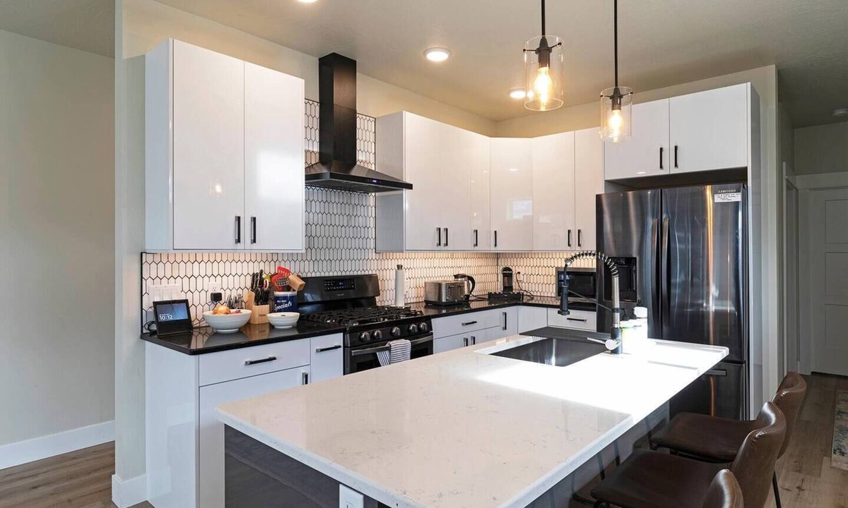 Rose Park House | Spacious, 3 story townhome with Mountain Views!