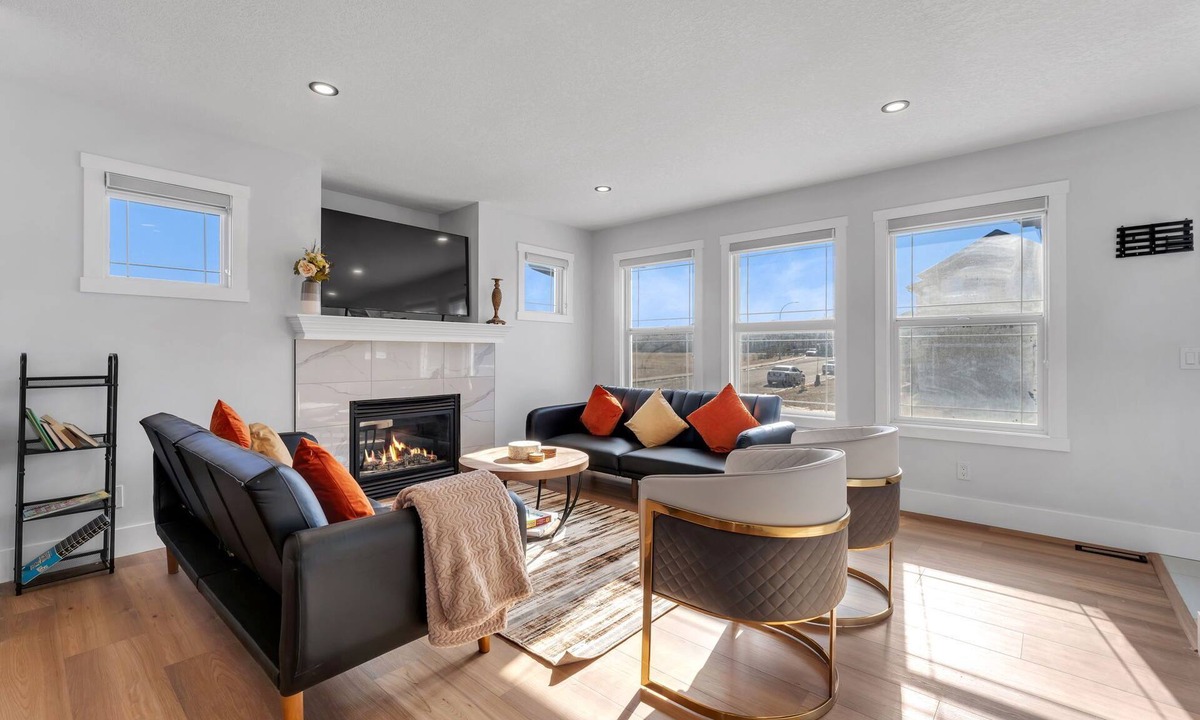 Calgary House | Spacious 3BR|2.5Bth | Free parking in Saddle Ridge