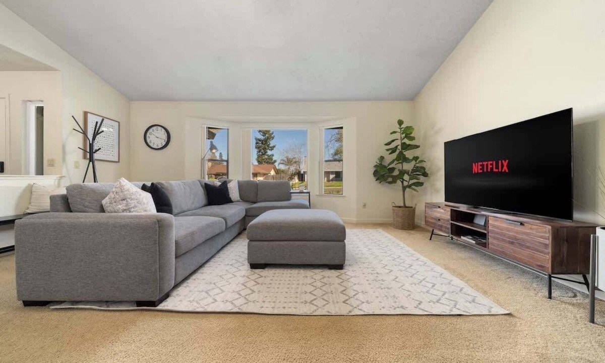 Pleasant Grove House | Spacious 3BR/2BA Central Sac – Fireside Comfort