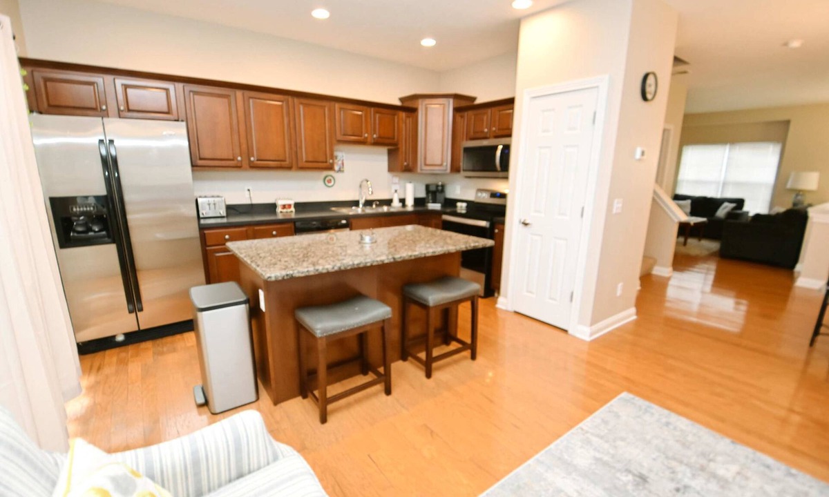 Roseland House | Spacious 3BR 3.5 bath Townhome w/Garage (123P)