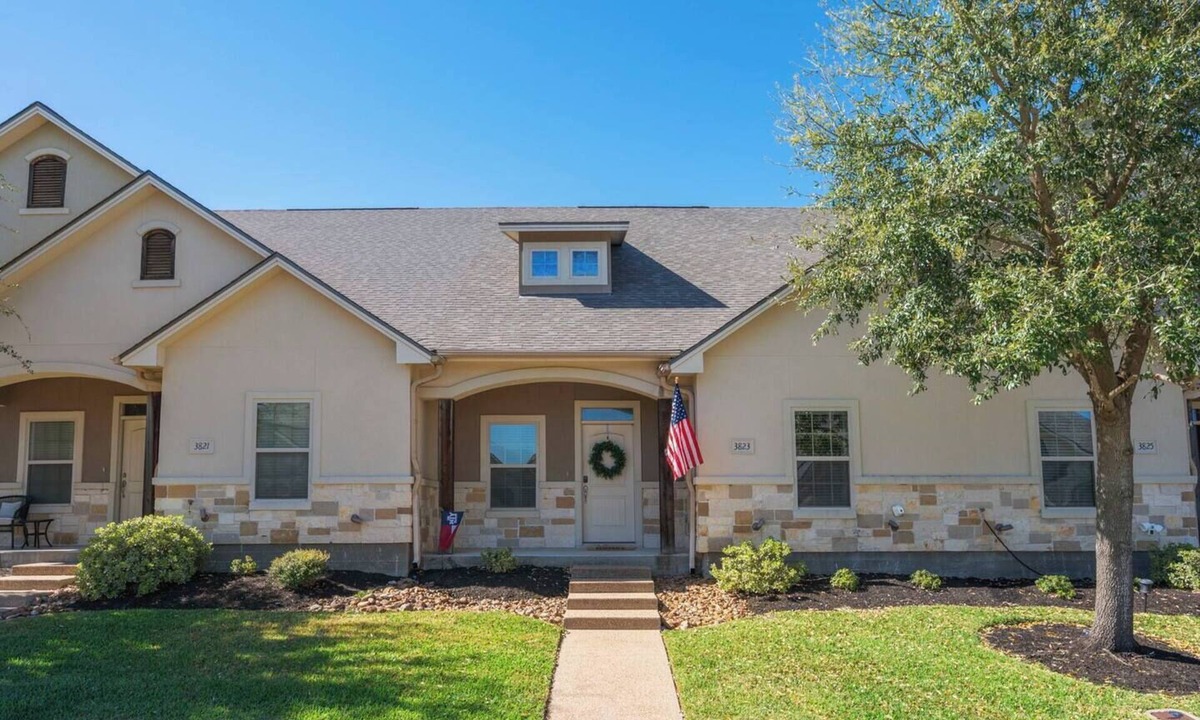 College Station House | Spacious 3BR/3BA Townhome | Tempur-Pedic Beds | Pool Access