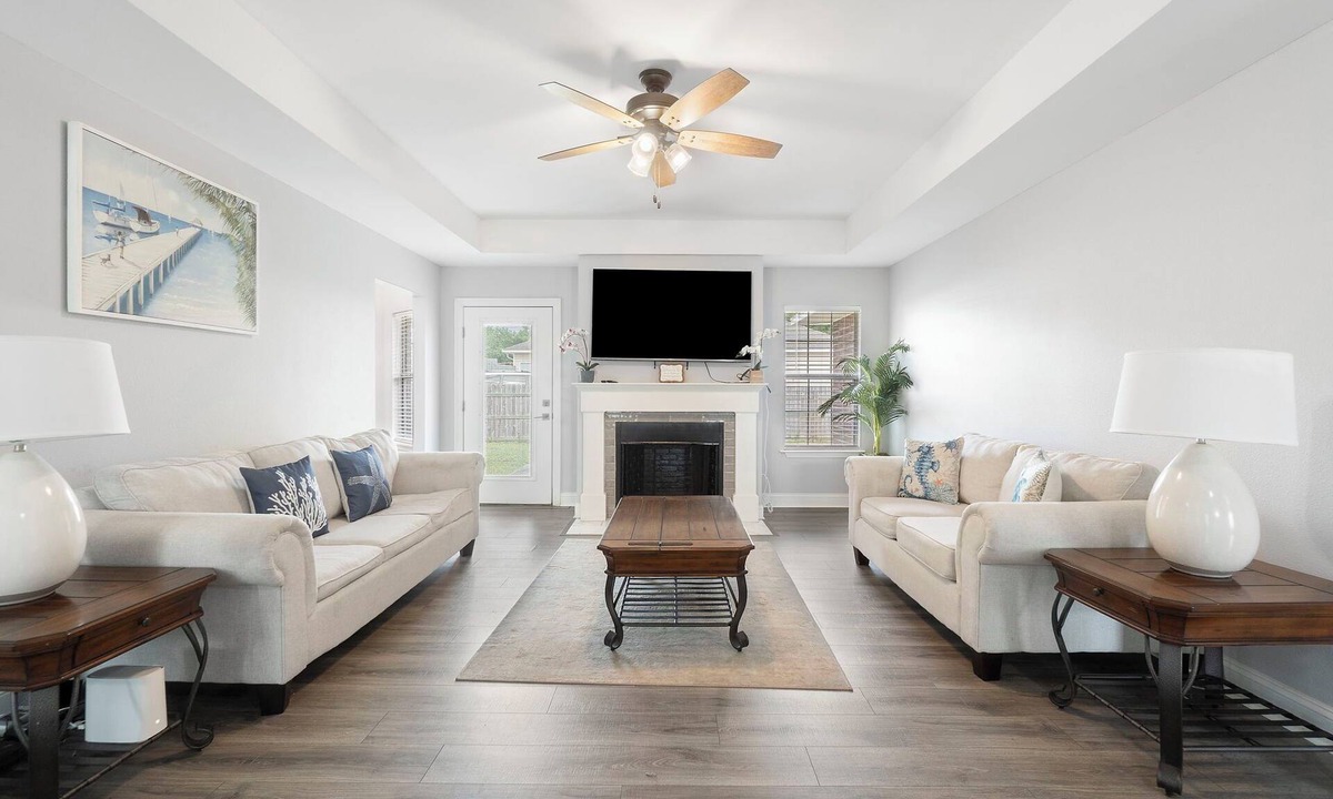 Gulf Breeze House | Spacious 3BR - 7 Miles to Beach - Pet Friendly