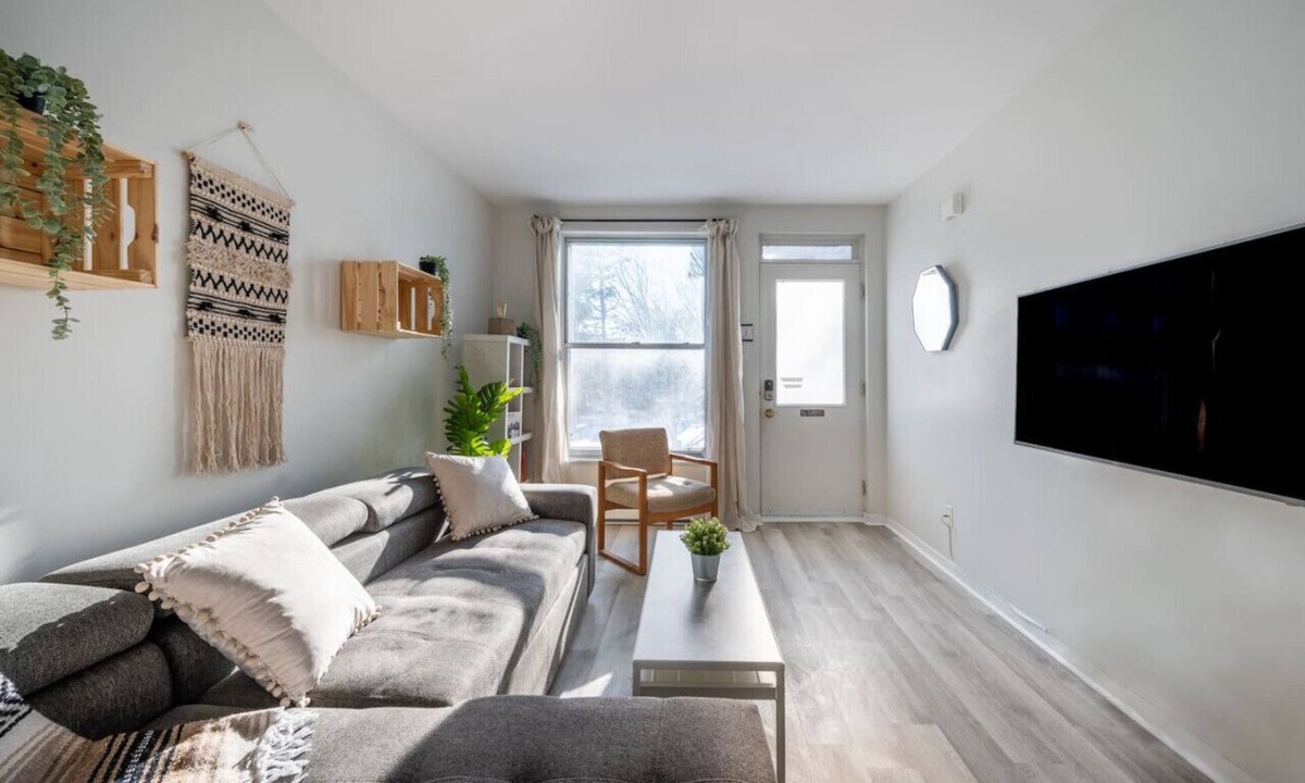 Hochelaga Apartment | Spacious 3BR Apt with Free Parking