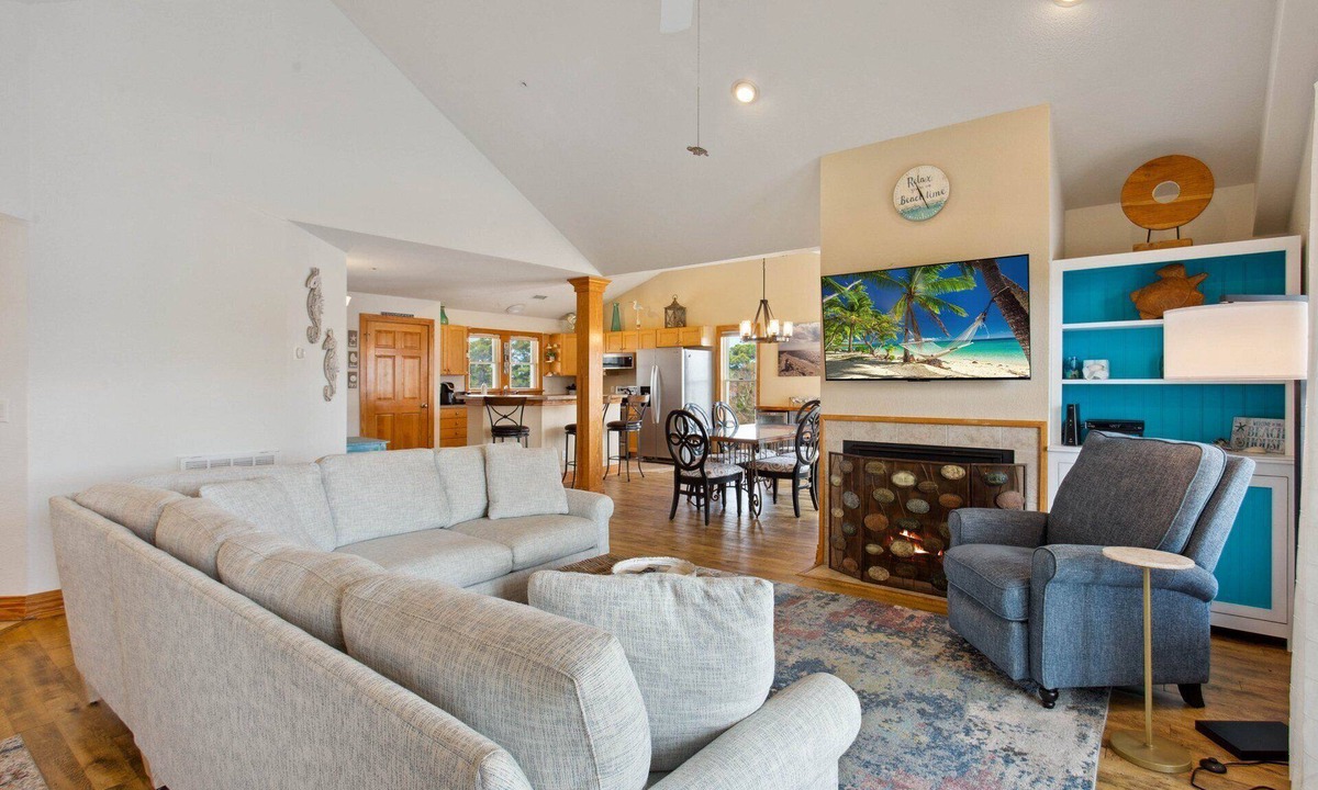 Bermuda Bay Condo | Spacious 3BR Condo: Pool, Gym & 5-Min Beach Drive