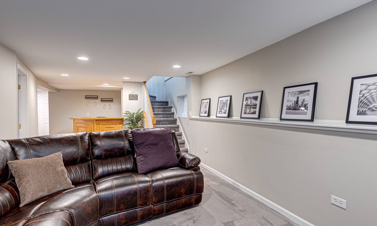 Jefferson Park House | Spacious 3BR Duplex for Groups-Near Airport & Downtown-Cozy & Quiet