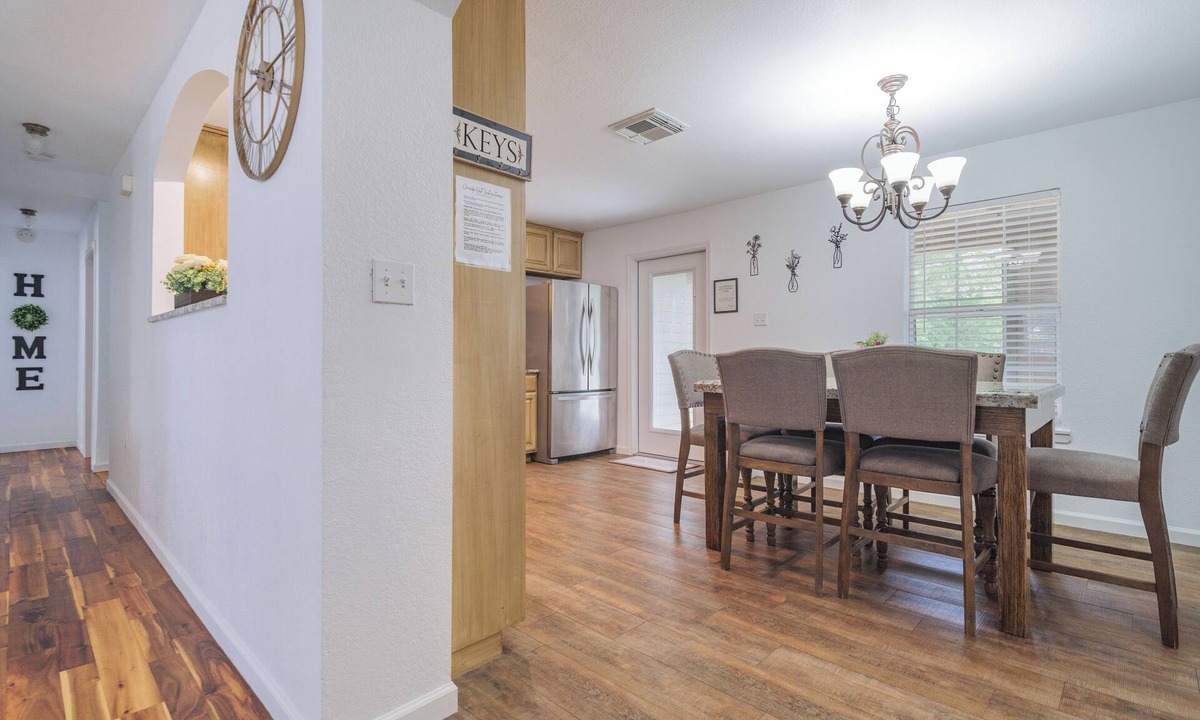Franklin Park House | Spacious 3BR Family-Friendly, Big Yard, Game Table Near I-35