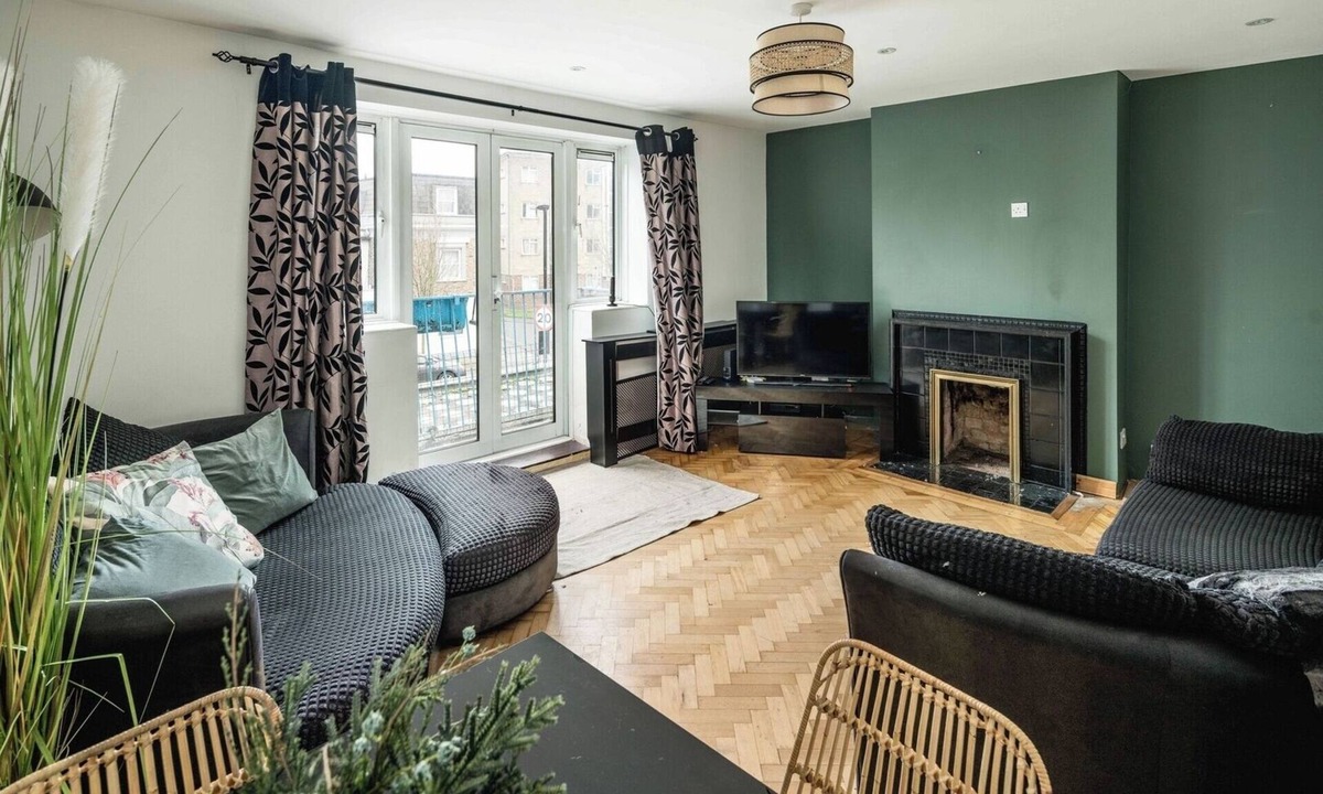 Tottenham Hale Apartment | Spacious 3BR Flat with Balcony Near Tottenham Hale