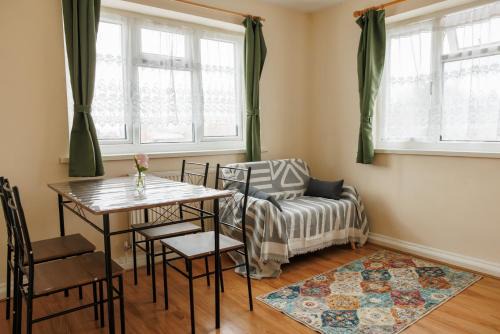 Pattiswick Apartment | Spacious 3BR Flat near Freeport & Transport