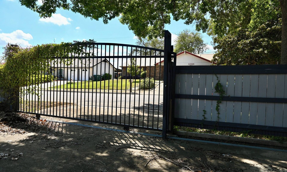 Live Oak House | Spacious 3BR Furnished Home: Bar, Sunroom & Bonus Rooms