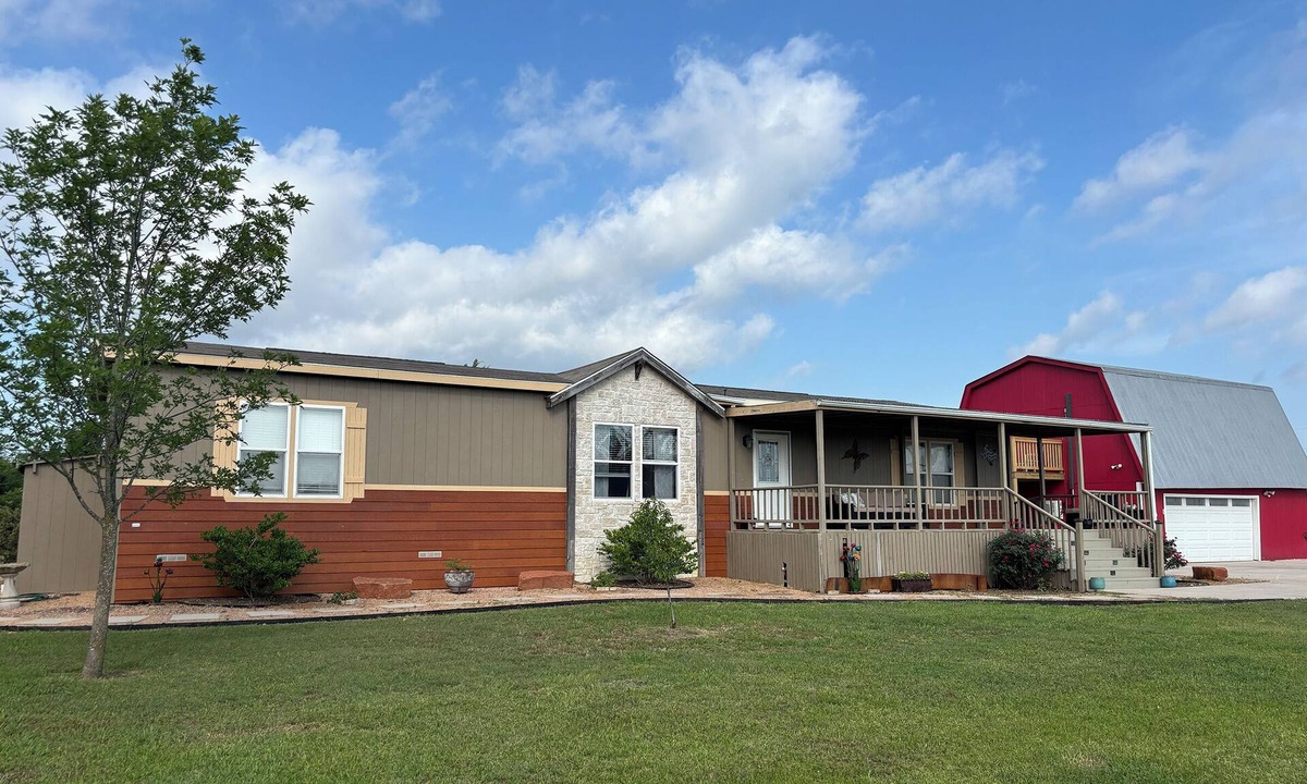 Navarro County House | Spacious 3BR Home + Barn Theater in the Country Between Dallas & Houston