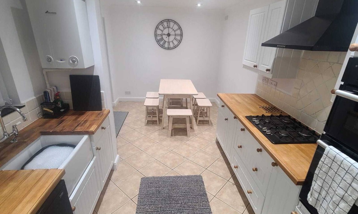 Basingstoke House | Spacious 3BR Home in Basingstoke