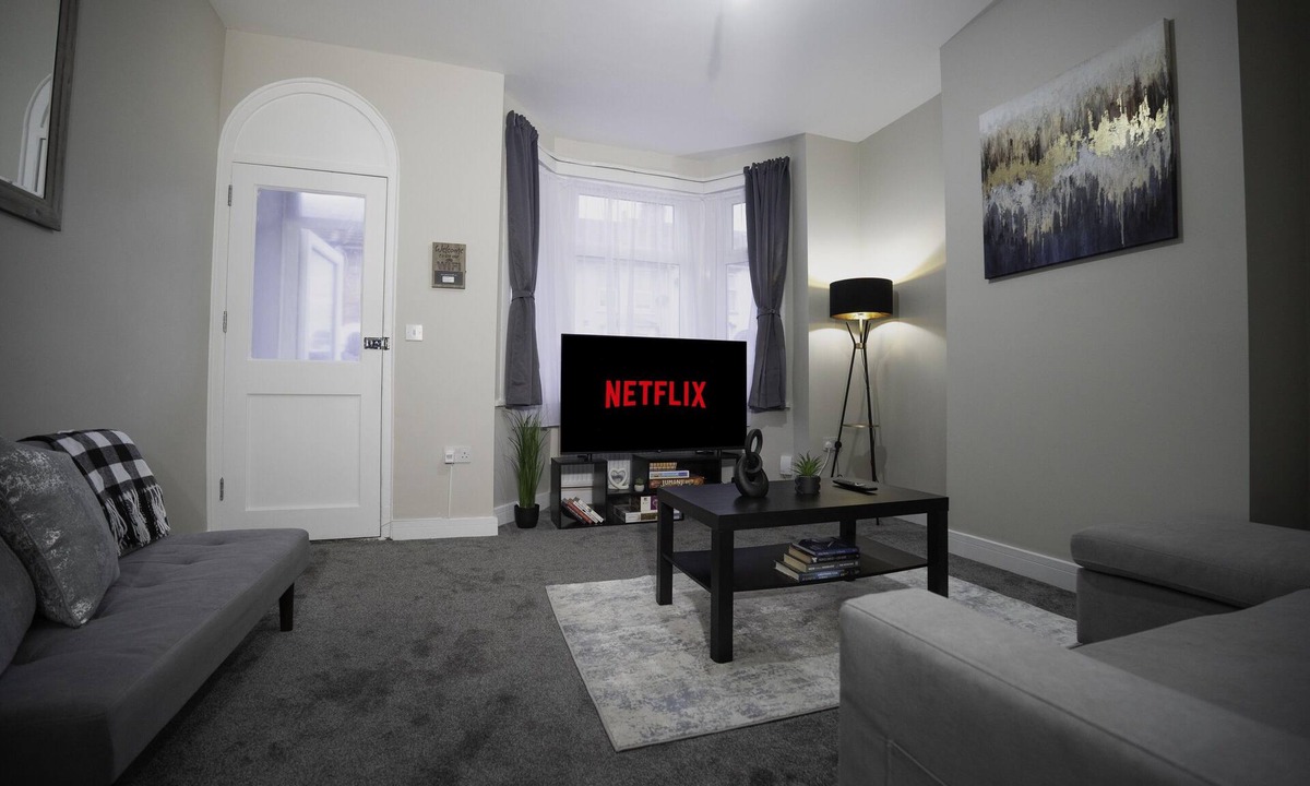 Wainscot House | Spacious 3BR Home + Parking