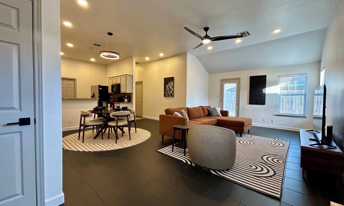 Victoria House | Spacious 3BR Home Sleeps 6 Quiet Stay