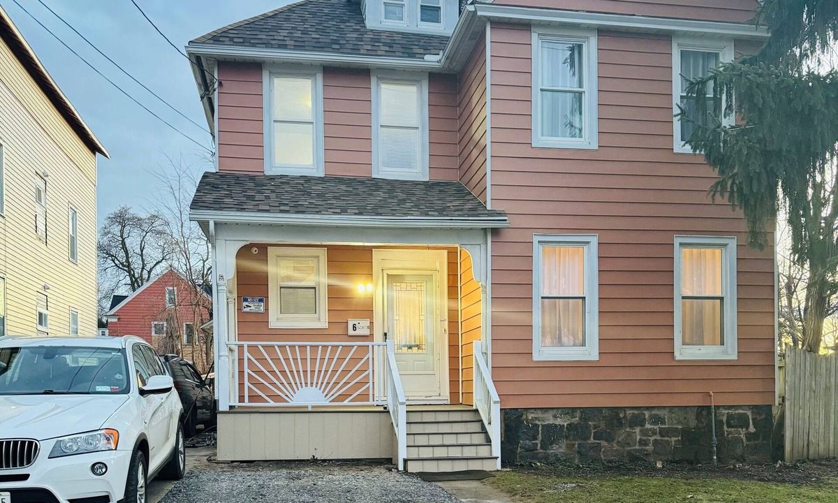 Utica House | Spacious 3BR Home - Sleeps 10 - Perfect for Families & Groups.