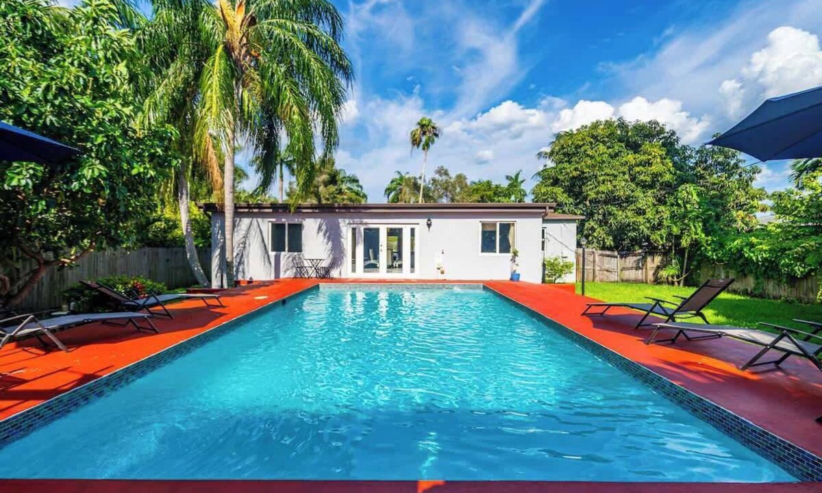 Golden Glades House | Spacious 3BR Home with Oversized Pool & Backyard