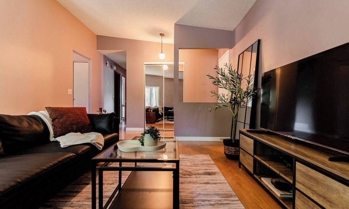 St. Vital House | Spacious 3BR Home with Fast Wi-Fi and Free Parking