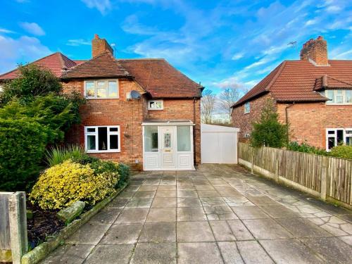 Northwich House | Spacious 3BR Home with Garden and Parking