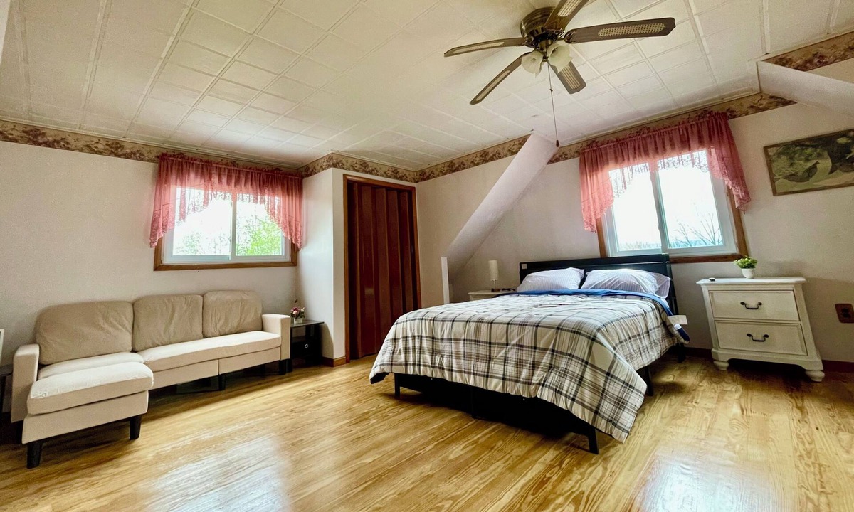 Altoona House | Spacious 3BR house. Great location. Fresh and cozy. 4 Parking