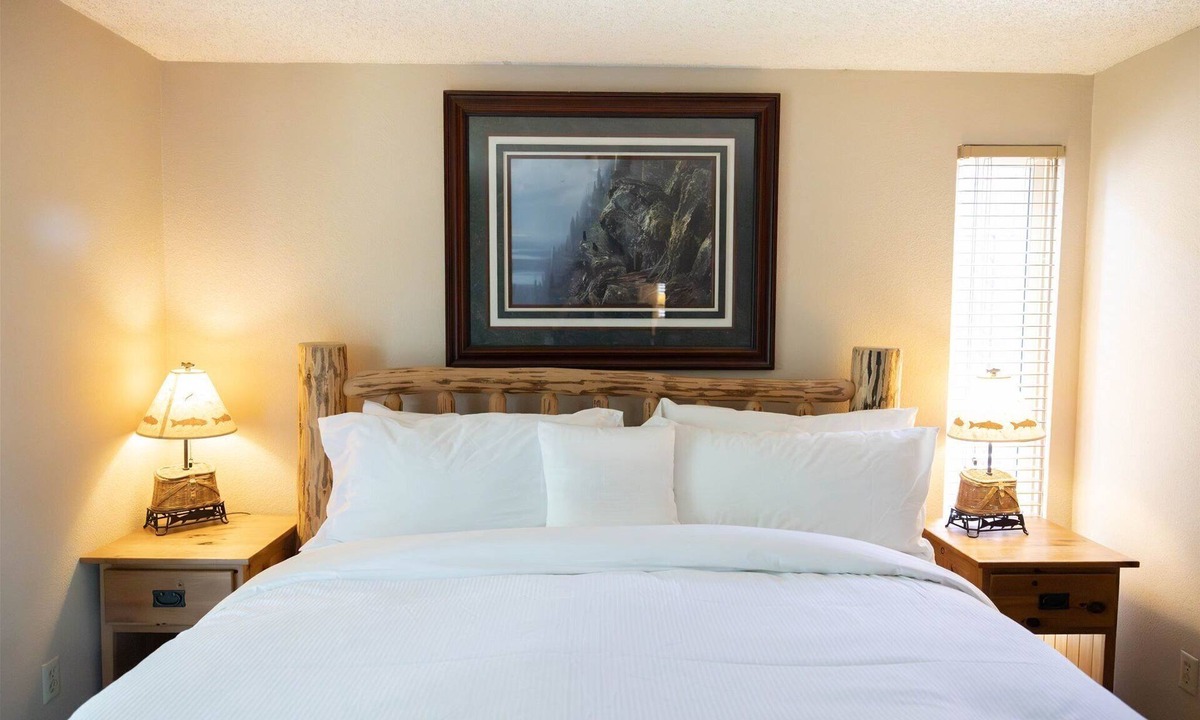 West Yellowstone House | Spacious 3BR in West Yellowstone, just 1 minute to the park. Homestead 8