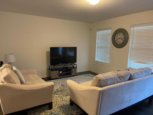 Oakdale House | Spacious 3BR Mins to Uptown, Stadium & Whitewater