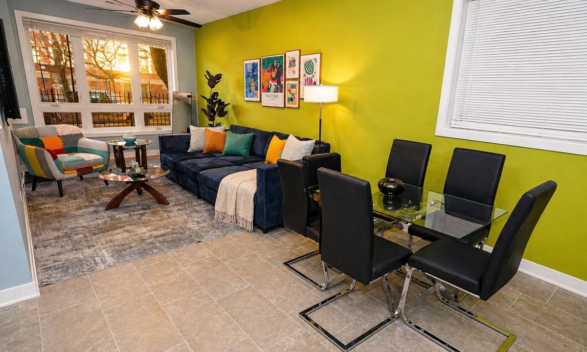 East Garfield Park Hotel | Spacious 3BR Near United Center & Medical District