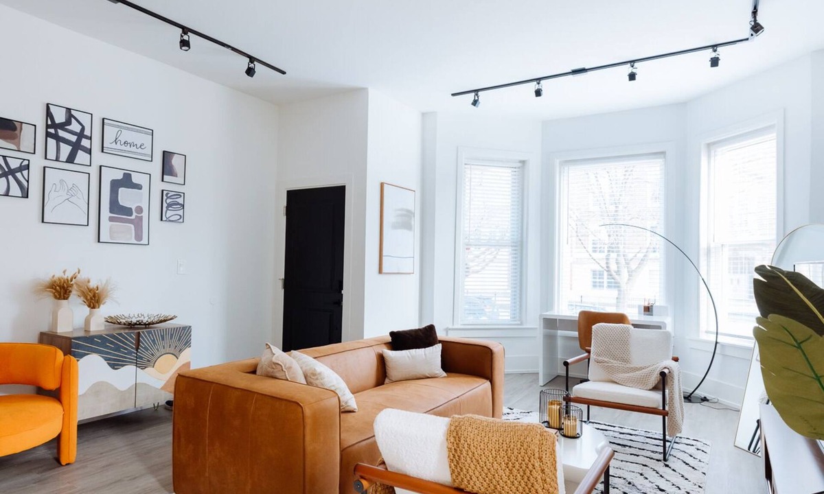 Woodlawn Condo | Spacious 3BR on UChicago Campus & Hospitals Free Street Parking