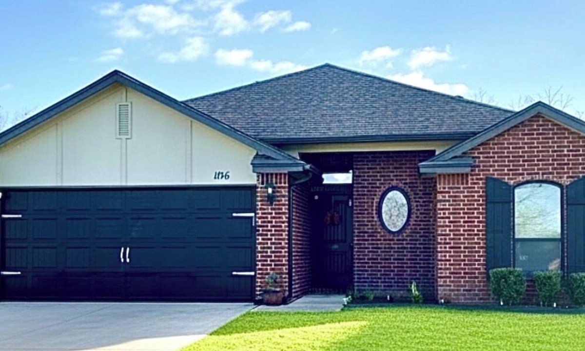 Glenpool House | Spacious 3BR Retreat-Sleeps 8- Pet Friendly, Backyard Oasis, Near Tulsa