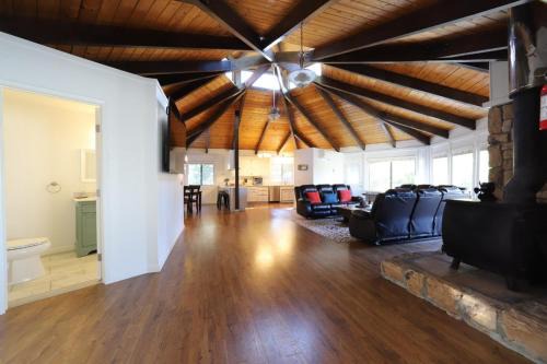 Apple Hill House | Spacious 3BR Retreat - Sleeps 10 - Free Parking