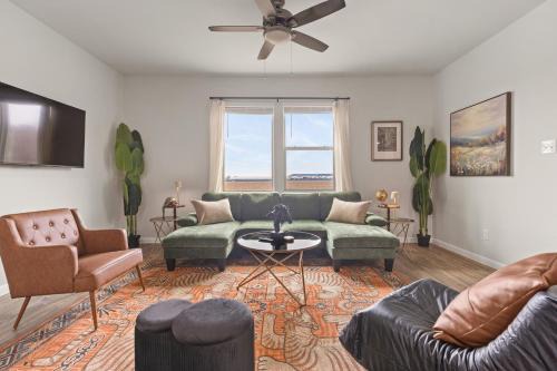 Lockhart Apartment | Spacious 3BR Retreat w Backyard Dining Lounge