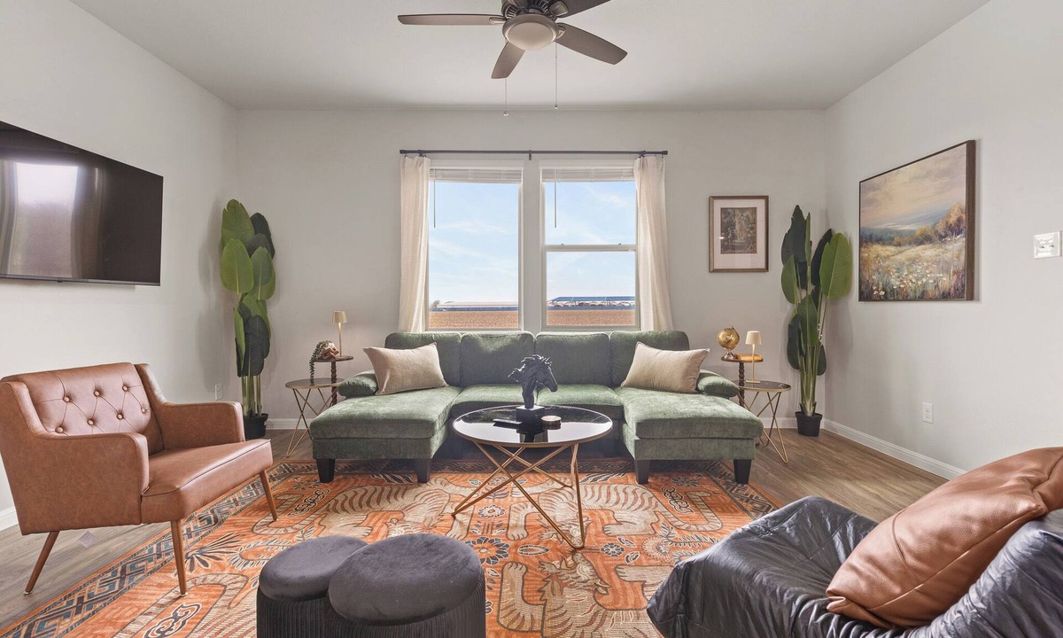 Lockhart Apartment | Spacious 3BR Retreat w Backyard & Dining Lounge
