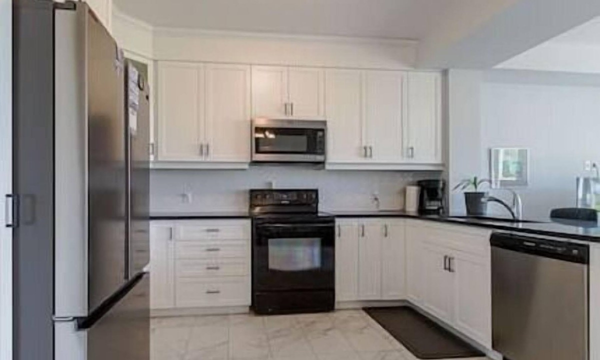 Binbrook House | Spacious 3BR | Sleeps 10 | Free Parking & Wi-Fi
