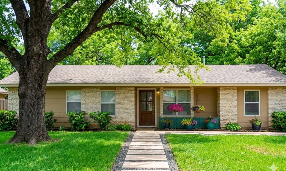 South Manchaca House | Spacious 3BR SoCo Family Retreat ❤️ Private Yard Minutes to Downtown