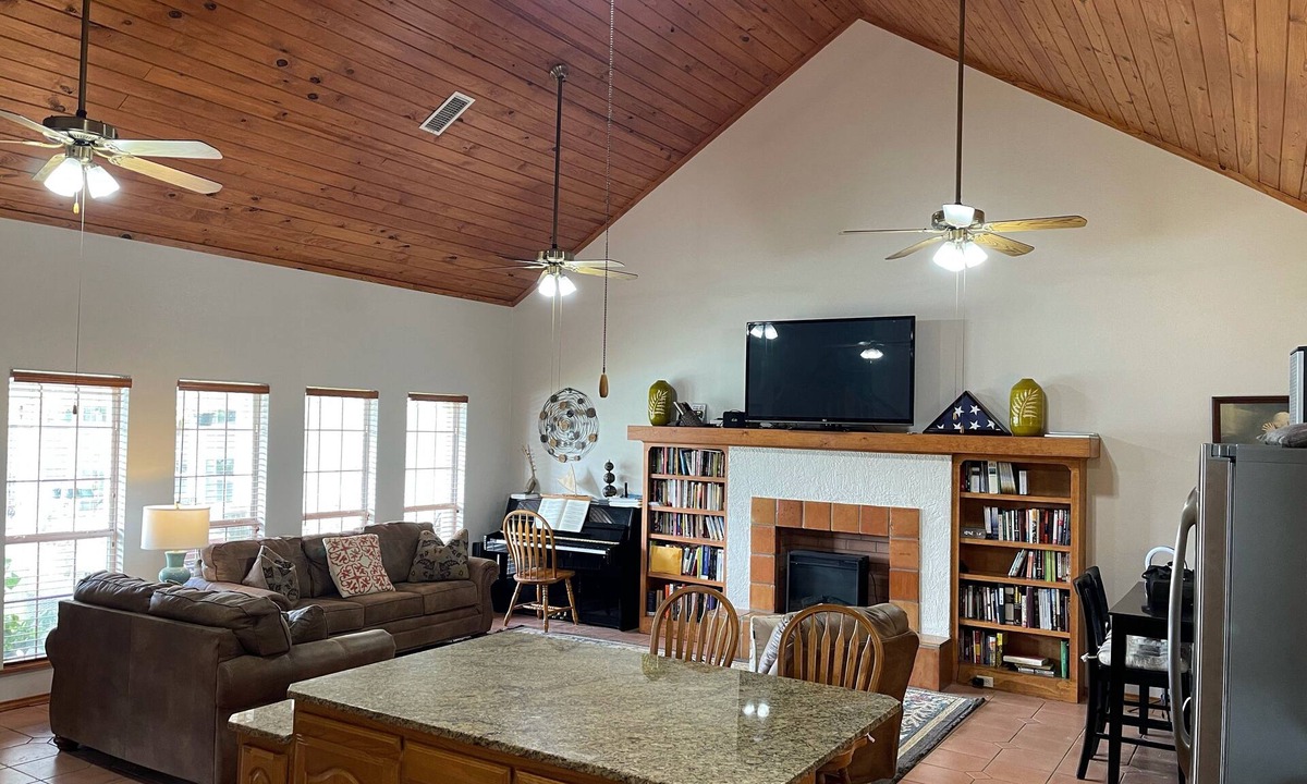 Marathon House | Spacious 3BR Stay Shared Pool - Perfect for families.