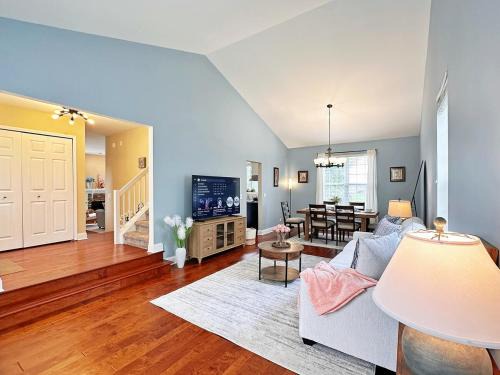 Fox Valley House | Spacious 3BR w Yard Near Naperville, Chicago
