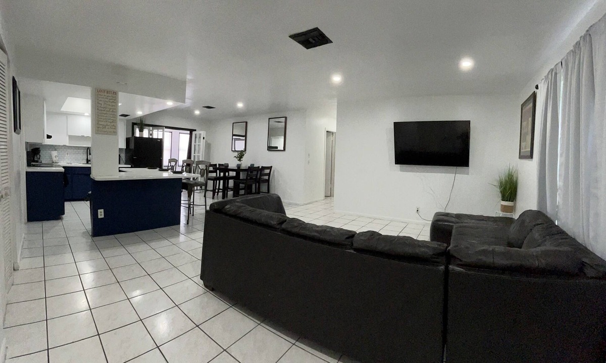Lake Worth Corridor Apartment | Spacious 4 Bd /2 Ba perfect for any event