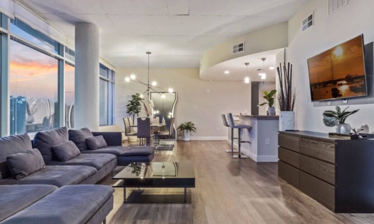 South Eola Apartment | Spacious 4 bd/2bath 2100 sq ft Downtown Condo