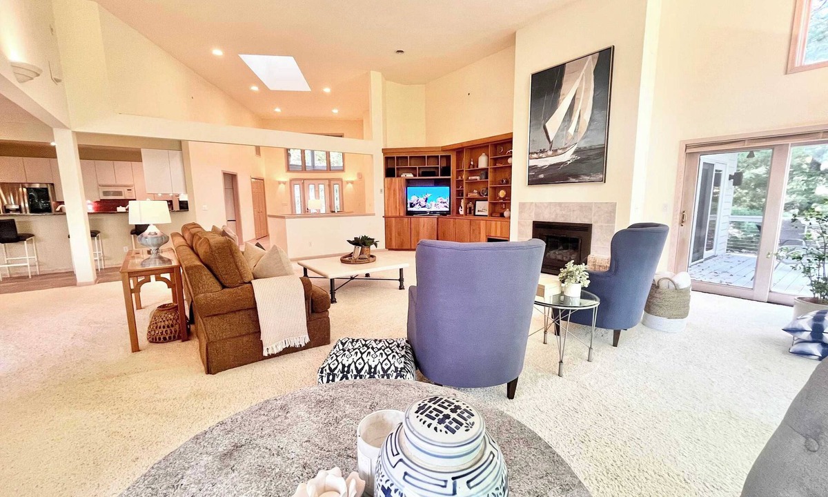 Fontana House | Spacious 4 BDR Home in Desirable Abbey Springs!