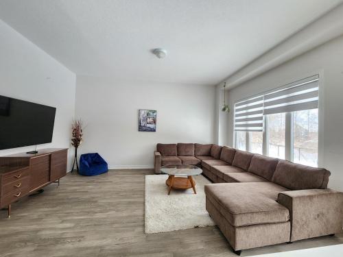 Collingwood House | Spacious 4 BDRM Home on Ravine Lot