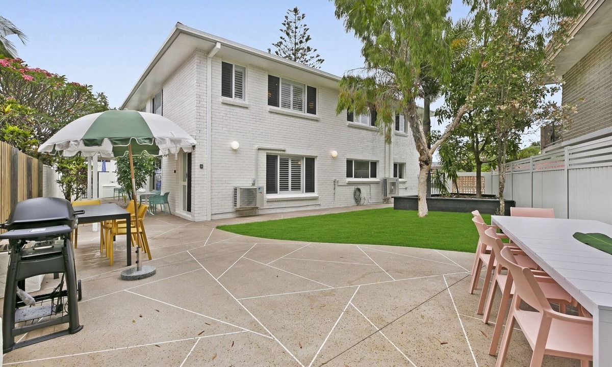 Surfers Paradise Apartment | Spacious 4-Bed Villa with Mediterranean Charm