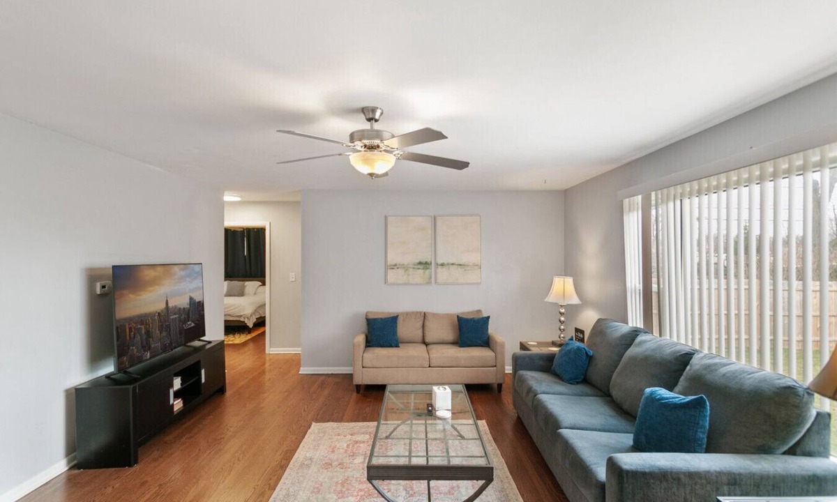 Russell Apartment | Spacious 4 bed Apt with 2 Living Areas Near DT!